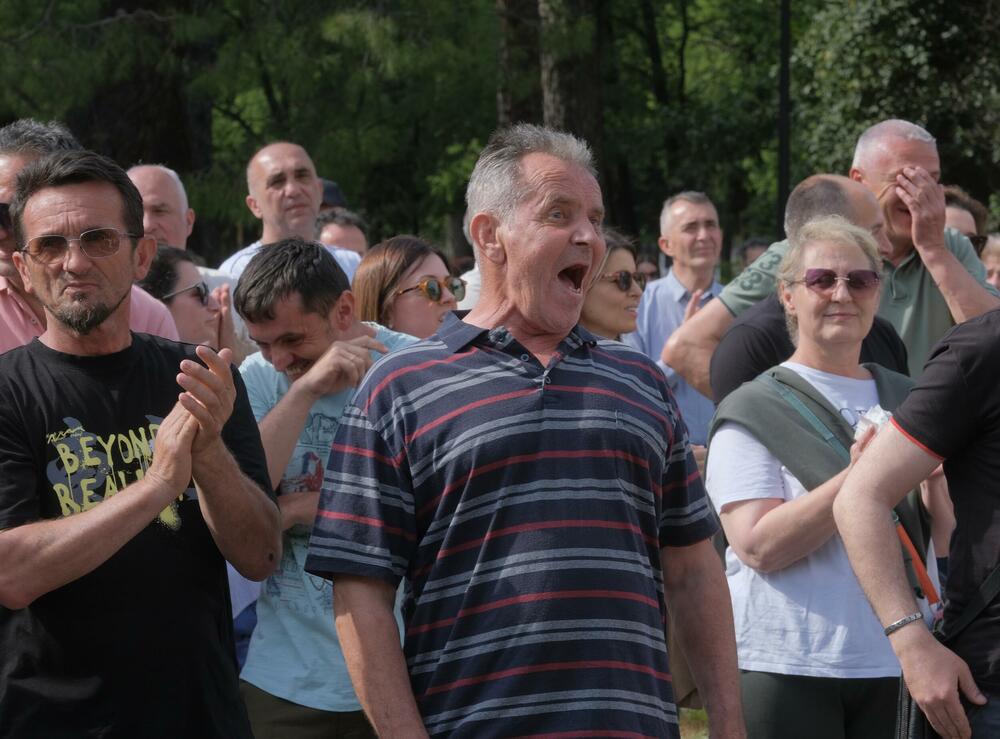 <p>Policija je postavila ograde kod zgrade Vlade, tako da je protest održan na raskrsnici Bulevara Stanka Dragojevića i Karađorđeve ulice, koja je bila zatvorena za saobraćaj</p>