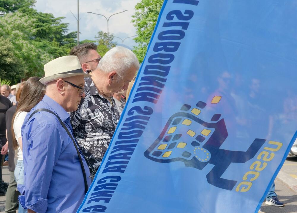 <p>Policija je postavila ograde kod zgrade Vlade, tako da je protest održan na raskrsnici Bulevara Stanka Dragojevića i Karađorđeve ulice, koja je bila zatvorena za saobraćaj</p>