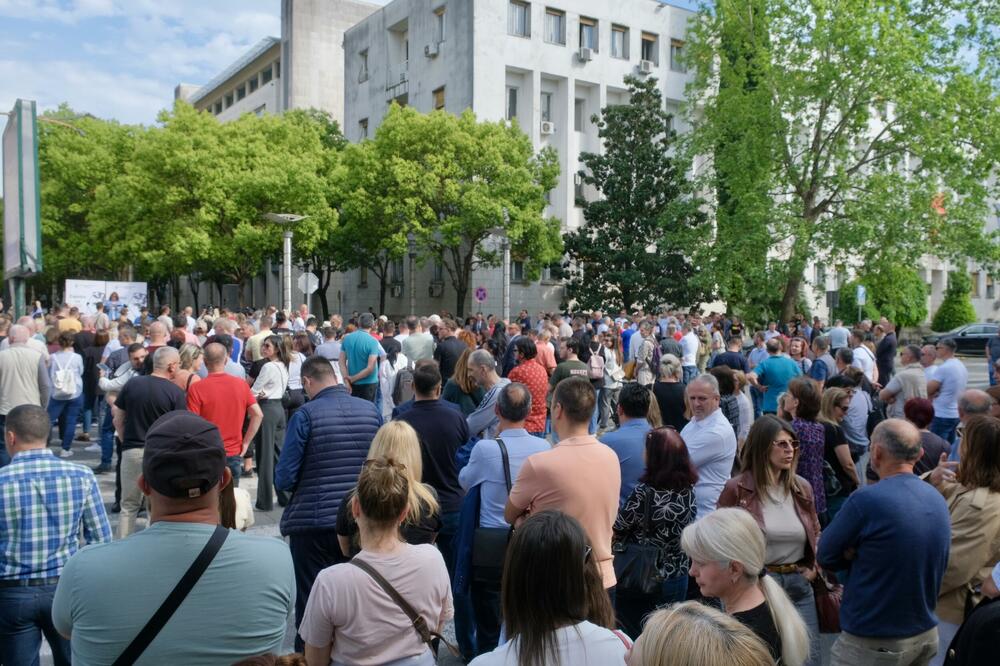 <p>Policija je postavila ograde kod zgrade Vlade, tako da je protest održan na raskrsnici Bulevara Stanka Dragojevića i Karađorđeve ulice, koja je bila zatvorena za saobraćaj</p>