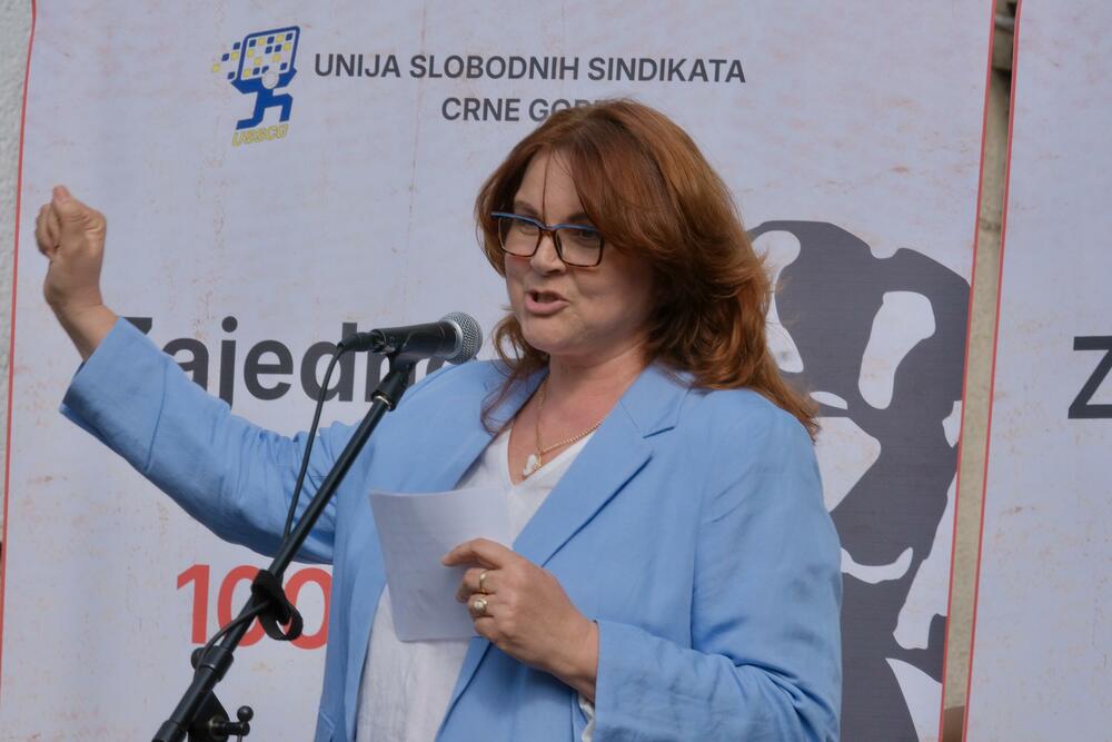 <p>Policija je postavila ograde kod zgrade Vlade, tako da je protest održan na raskrsnici Bulevara Stanka Dragojevića i Karađorđeve ulice, koja je bila zatvorena za saobraćaj</p>