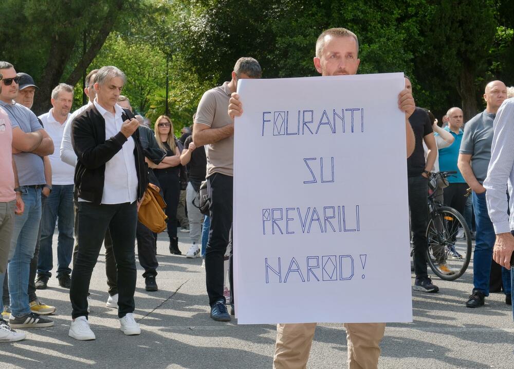 <p>Policija je postavila ograde kod zgrade Vlade, tako da je protest održan na raskrsnici Bulevara Stanka Dragojevića i Karađorđeve ulice, koja je bila zatvorena za saobraćaj</p>