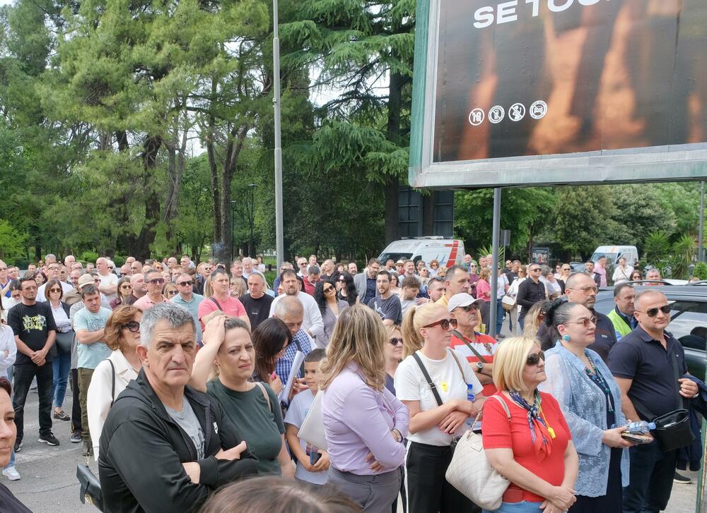 <p>Policija je postavila ograde kod zgrade Vlade, tako da je protest održan na raskrsnici Bulevara Stanka Dragojevića i Karađorđeve ulice, koja je bila zatvorena za saobraćaj</p>