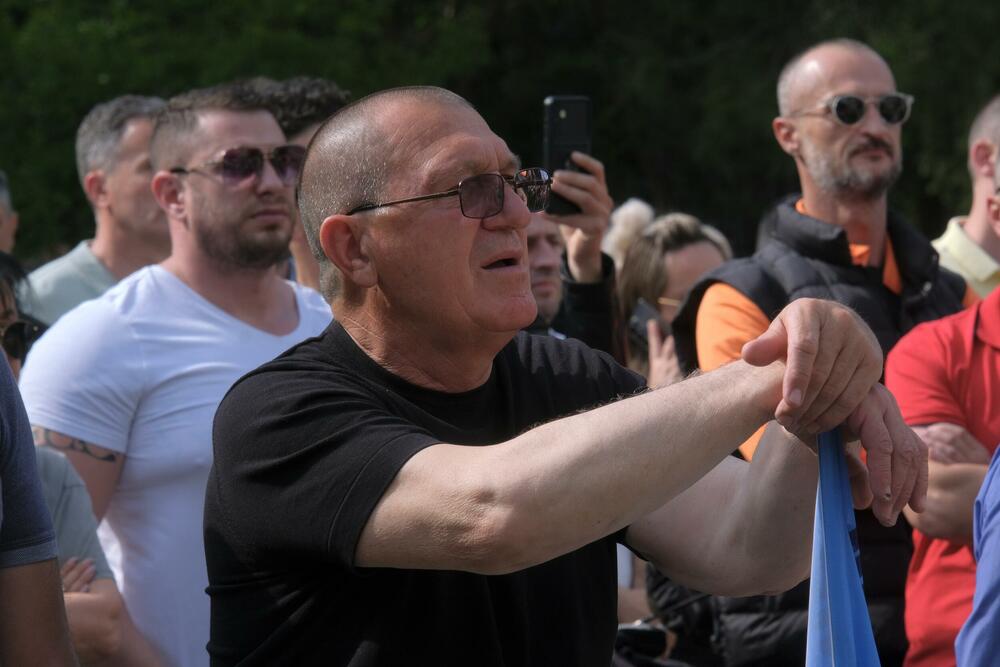 <p>Policija je postavila ograde kod zgrade Vlade, tako da je protest održan na raskrsnici Bulevara Stanka Dragojevića i Karađorđeve ulice, koja je bila zatvorena za saobraćaj</p>