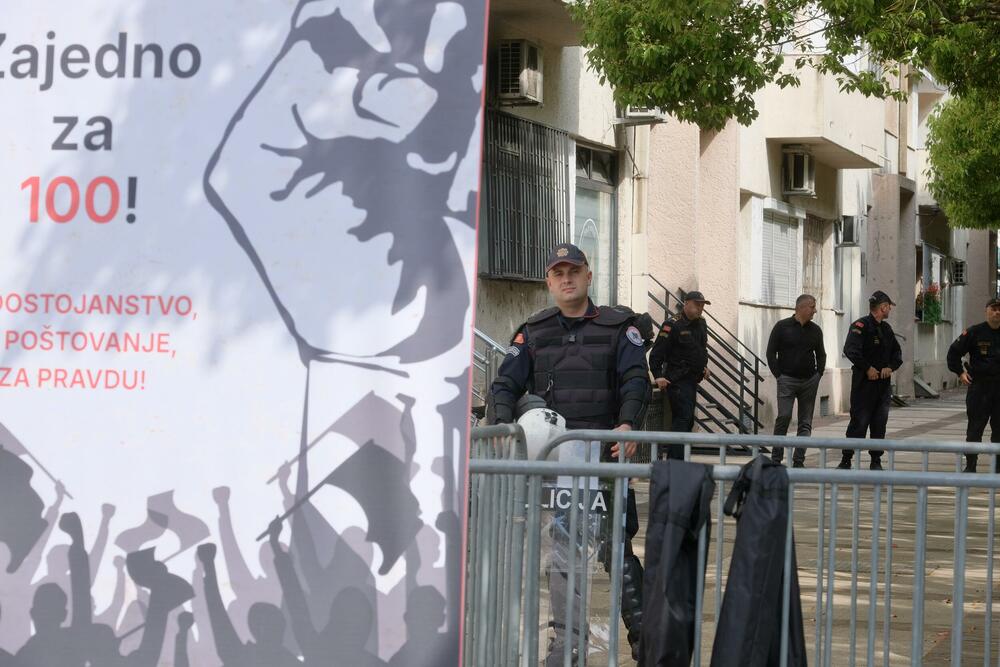 <p>Policija je postavila ograde kod zgrade Vlade, tako da je protest održan na raskrsnici Bulevara Stanka Dragojevića i Karađorđeve ulice, koja je bila zatvorena za saobraćaj</p>