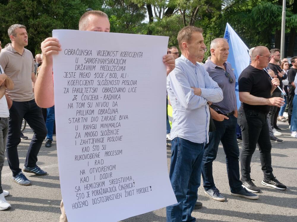 <p>Policija je postavila ograde kod zgrade Vlade, tako da je protest održan na raskrsnici Bulevara Stanka Dragojevića i Karađorđeve ulice, koja je bila zatvorena za saobraćaj</p>