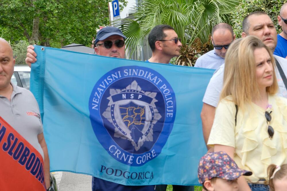 <p>Policija je postavila ograde kod zgrade Vlade, tako da je protest održan na raskrsnici Bulevara Stanka Dragojevića i Karađorđeve ulice, koja je bila zatvorena za saobraćaj</p>