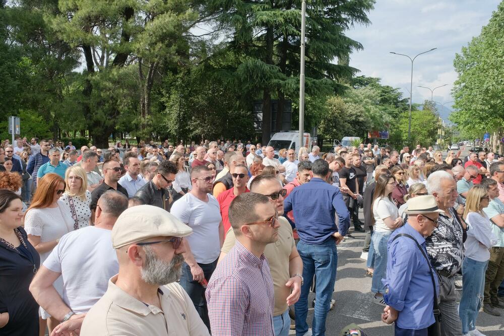 <p>Policija je postavila ograde kod zgrade Vlade, tako da je protest održan na raskrsnici Bulevara Stanka Dragojevića i Karađorđeve ulice, koja je bila zatvorena za saobraćaj</p>