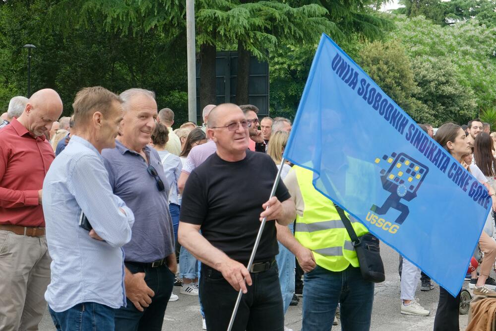 <p>Policija je postavila ograde kod zgrade Vlade, tako da je protest održan na raskrsnici Bulevara Stanka Dragojevića i Karađorđeve ulice, koja je bila zatvorena za saobraćaj</p>