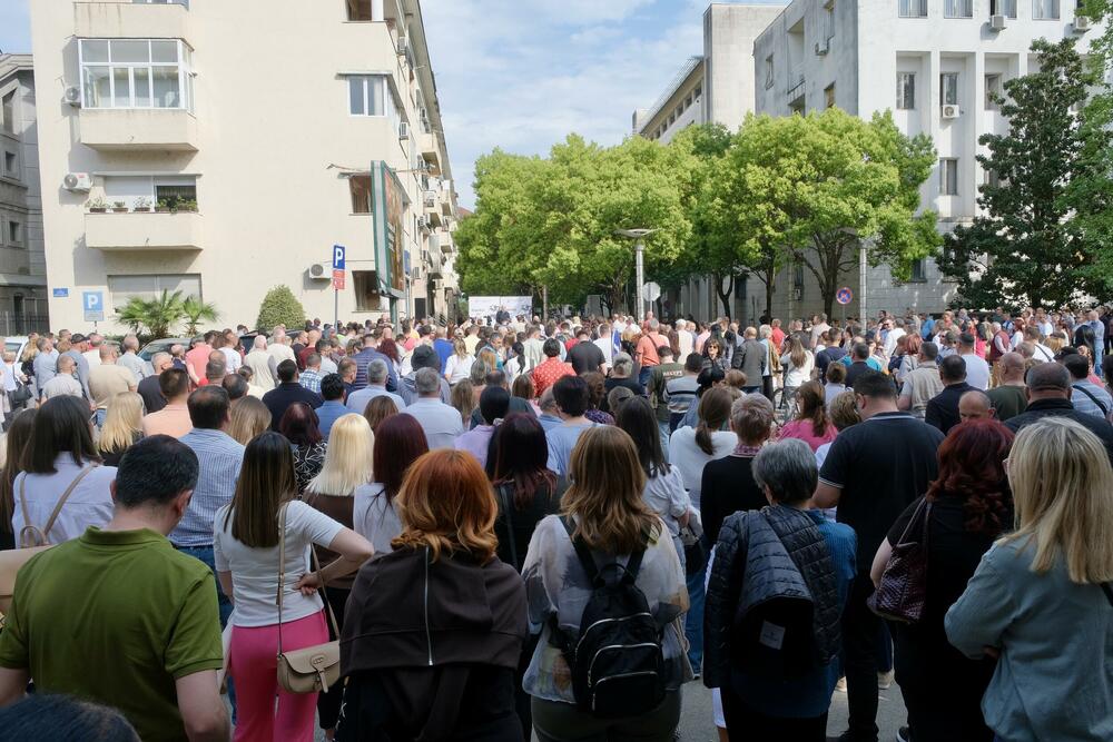 <p>Policija je postavila ograde kod zgrade Vlade, tako da je protest održan na raskrsnici Bulevara Stanka Dragojevića i Karađorđeve ulice, koja je bila zatvorena za saobraćaj</p>