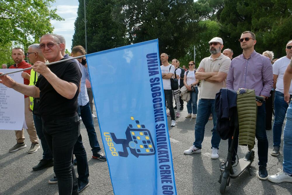 <p>Policija je postavila ograde kod zgrade Vlade, tako da je protest održan na raskrsnici Bulevara Stanka Dragojevića i Karađorđeve ulice, koja je bila zatvorena za saobraćaj</p>