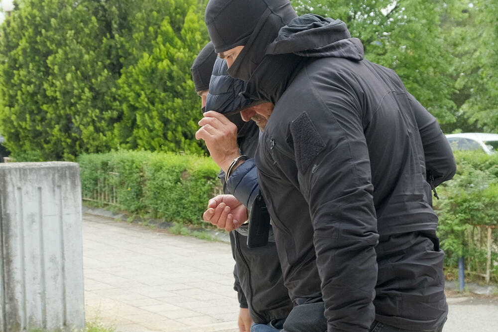 Privođenje jednog od osumnjičenih pripadnika škaljarskog klana, Foto: Risto Bozovic