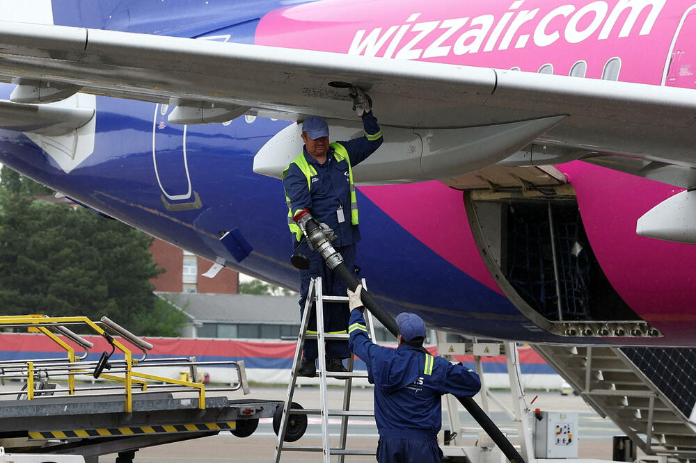 Radnici se pripremaju da natoče gorivo u avion na beogradskom aerodromu &bdquo;Nikola Tesla&rdquo;, Foto: Reuters