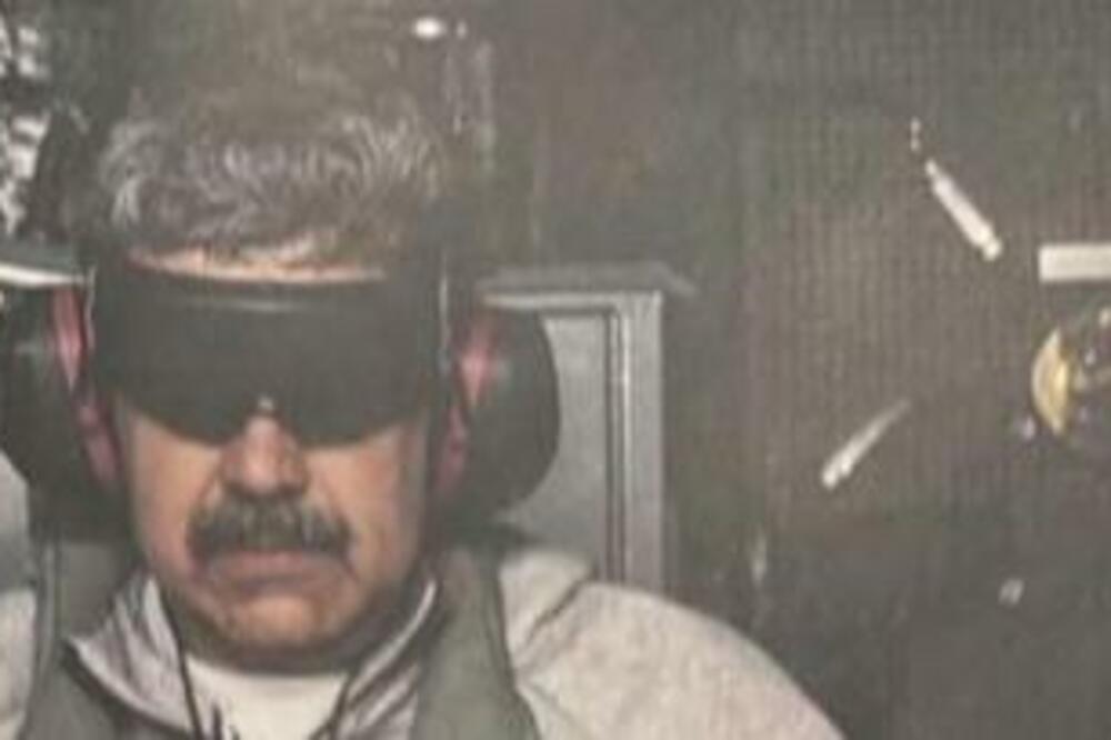 Maduro je fotografisan na američkom brodu Ivo Džima u lisicama, sa štitnicima za uši i nekom vrstom poveza za oči, Foto: @realDonaldTrump