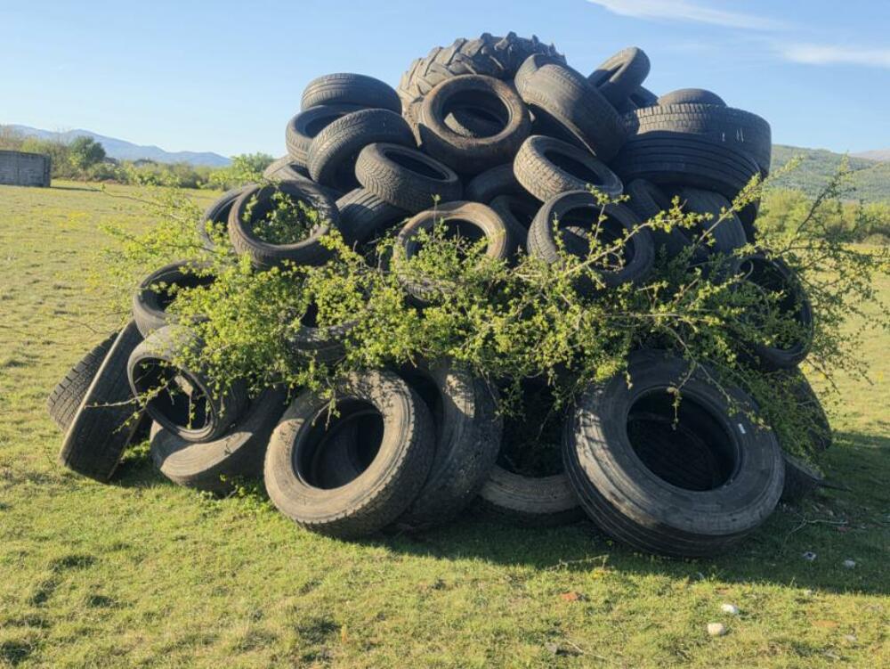Ozon: Uklonjena gomila otpadnih guma pripremljenih za paljenje u...
