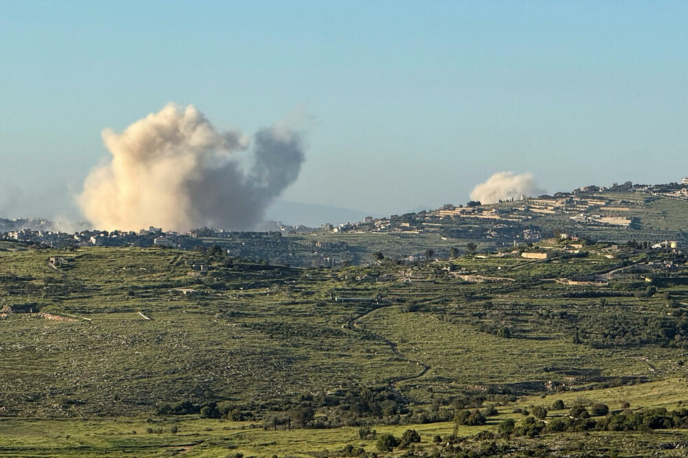 Dim se diže iz južnog Libana nakon izraelskih udara, detalj sa izraelske strane izraelsko-libanske granice, fotografija od: 29. aprila 2026., Foto: Reuters