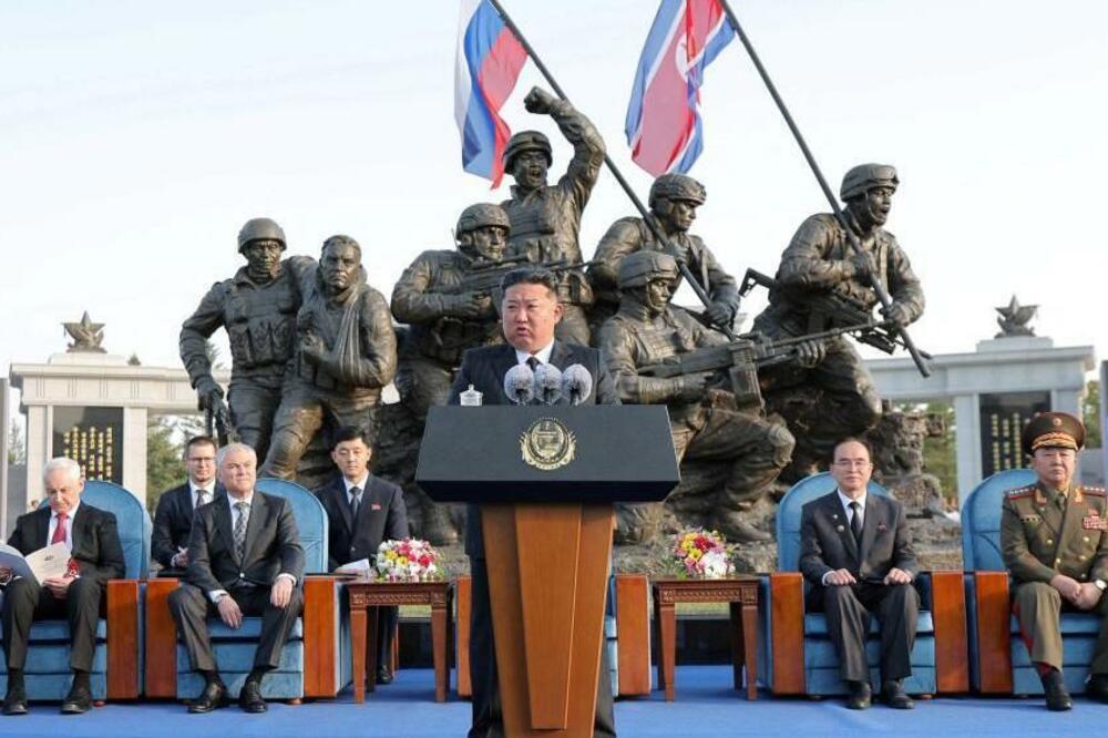 Kim je rekao da su &bdquo;heroji" oni koji su &bdquo;bez oklevanja izabrali samoubistvo... da bi odbranili veliku čast", Foto: Reuters via KCNA