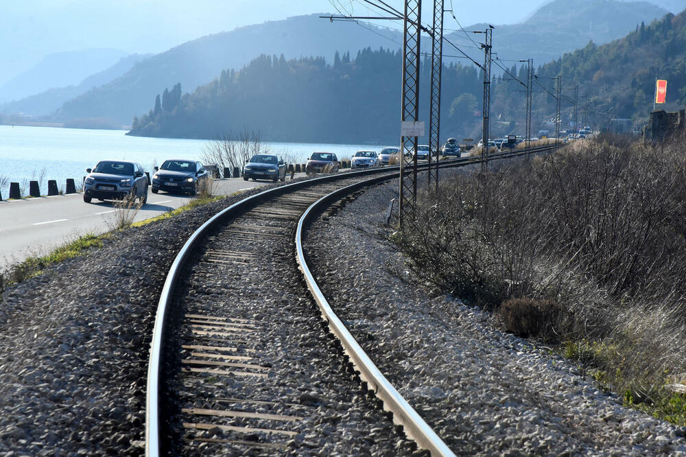Trasa prolazi tik uz Skadarsko jezero: Pruga Golubovci - Bar, Foto: Luka Zekovic