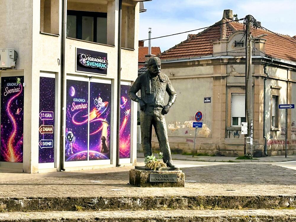 Spomenik glumcu Zoranu Radmiloviću