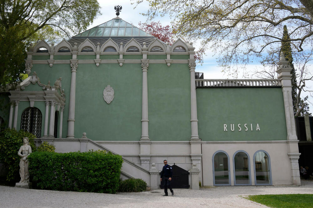 Službenik privatnog obezbjeđenja prolazi pored zatvorenog ruskog paviljona na 59. Bijenalu umjetnosti u Veneciji, u utorak, 19. aprila 2022., Foto: Beta/AP
