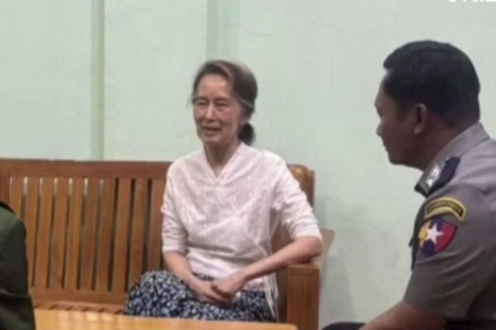 Aung San Su Ći okružena dvijema osobama u uniformama, Foto: Screenshot/Youtube