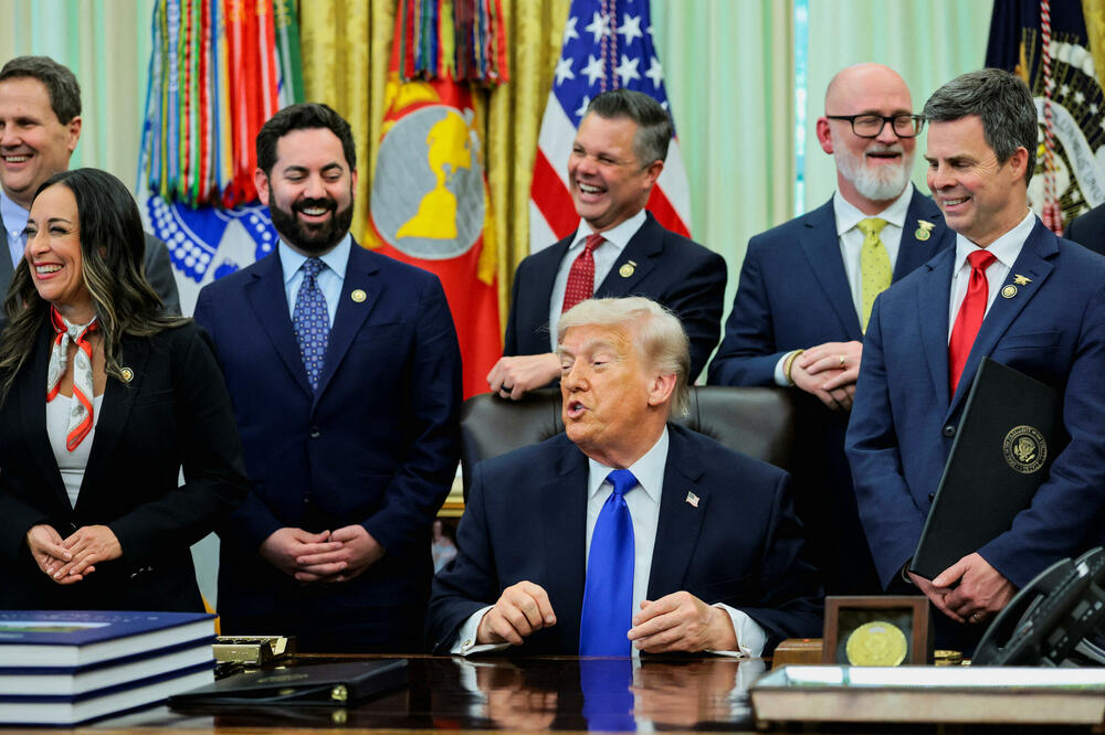 Tramp sjedi u Ovalnom kabinetu, iza njega su republikanski članovi američkog Kongresa, Foto: Reuters