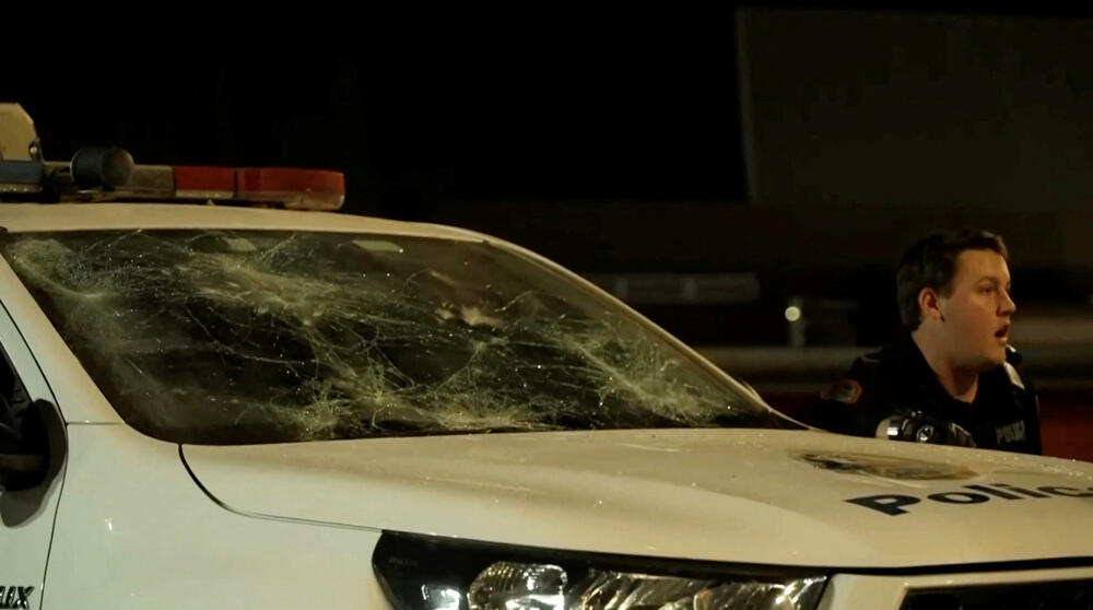 <p>Premijer Australije, komesar policije Sjeverne Teritorije - u kojoj se nalazi grad Alis Springs i portparol porodice žrtve, pozvali su na smirivanje situacije nakon što se bijesna masa od oko 400 domorodaca okupila u četvrtak uveče ispred bolnice u koju je osumnjičeni prebačen pošto su ga mještani pretukli do nesvijesti</p>
