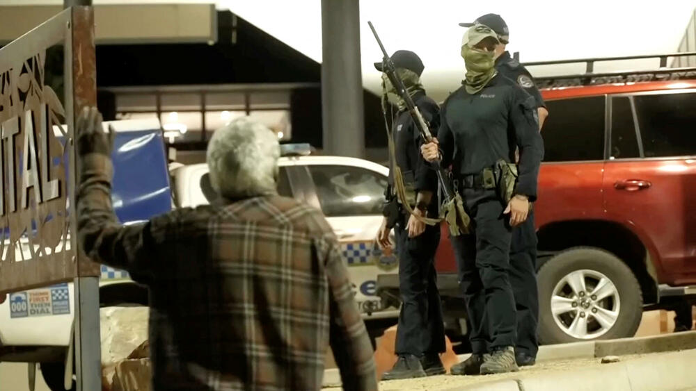 <p>Premijer Australije, komesar policije Sjeverne Teritorije - u kojoj se nalazi grad Alis Springs i portparol porodice žrtve, pozvali su na smirivanje situacije nakon što se bijesna masa od oko 400 domorodaca okupila u četvrtak uveče ispred bolnice u koju je osumnjičeni prebačen pošto su ga mještani pretukli do nesvijesti</p>