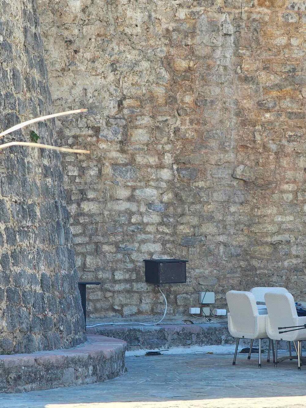 <p>"U blizini kuće Čekrdekovića gotovo svakodnevno dolazi do prekoračenja dozvoljenog nivoa buke od strane jednog ugostiteljskog objekta, bez adekvatne reakcije nadležnih službi", piše u reagovanju Mjesne zajednice (MZ) Stari grad Budva</p>
