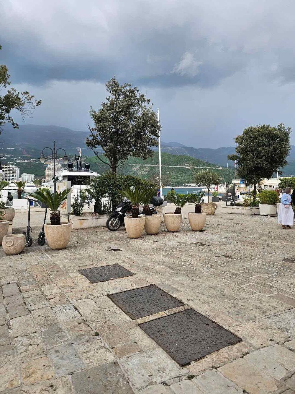 <p>"U blizini kuće Čekrdekovića gotovo svakodnevno dolazi do prekoračenja dozvoljenog nivoa buke od strane jednog ugostiteljskog objekta, bez adekvatne reakcije nadležnih službi", piše u reagovanju Mjesne zajednice (MZ) Stari grad Budva</p>