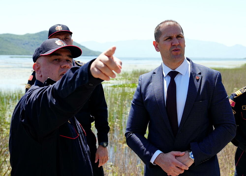 <p>&ldquo;Imajući u vidu da je GP Božaj prepoznat kao jedan od najfrekventnijih GP i važna operativna tačka za nadzor državne granice, riječ je o značajnom infrastrukturnom projektu koji ima za cilj stvaranje boljih uslova za rad službenika, unapređenje koordinacije, kao i efikasnije i brže sprovođenje graničnih provjera putnika i robe, kao i nesmetano odvijanje saobraćaja, uz smanjenje gužvi na tom GP&rdquo;, kaže se u saopštenju</p>