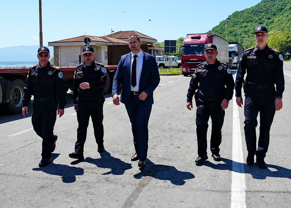 <p>&ldquo;Imajući u vidu da je GP Božaj prepoznat kao jedan od najfrekventnijih GP i važna operativna tačka za nadzor državne granice, riječ je o značajnom infrastrukturnom projektu koji ima za cilj stvaranje boljih uslova za rad službenika, unapređenje koordinacije, kao i efikasnije i brže sprovođenje graničnih provjera putnika i robe, kao i nesmetano odvijanje saobraćaja, uz smanjenje gužvi na tom GP&rdquo;, kaže se u saopštenju</p>