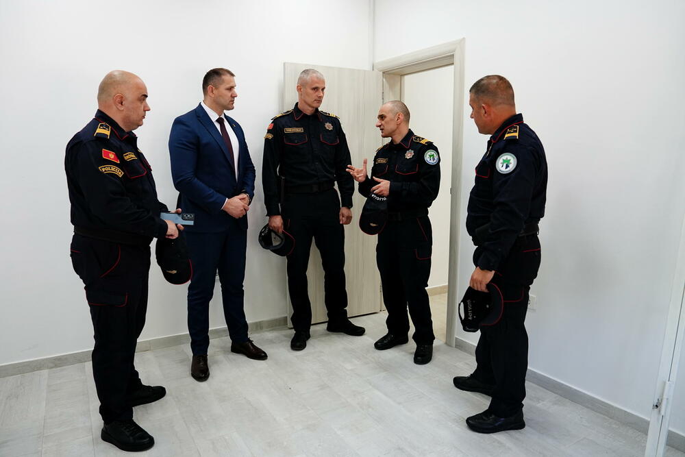 <p>&ldquo;Imajući u vidu da je GP Božaj prepoznat kao jedan od najfrekventnijih GP i važna operativna tačka za nadzor državne granice, riječ je o značajnom infrastrukturnom projektu koji ima za cilj stvaranje boljih uslova za rad službenika, unapređenje koordinacije, kao i efikasnije i brže sprovođenje graničnih provjera putnika i robe, kao i nesmetano odvijanje saobraćaja, uz smanjenje gužvi na tom GP&rdquo;, kaže se u saopštenju</p>