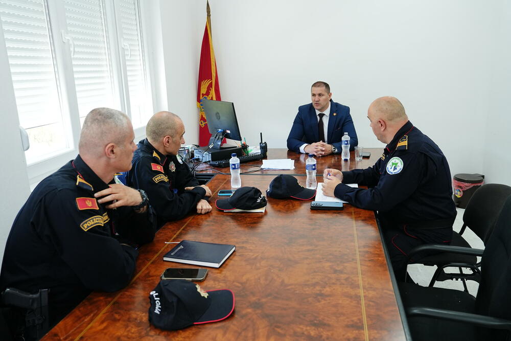 <p>&ldquo;Imajući u vidu da je GP Božaj prepoznat kao jedan od najfrekventnijih GP i važna operativna tačka za nadzor državne granice, riječ je o značajnom infrastrukturnom projektu koji ima za cilj stvaranje boljih uslova za rad službenika, unapređenje koordinacije, kao i efikasnije i brže sprovođenje graničnih provjera putnika i robe, kao i nesmetano odvijanje saobraćaja, uz smanjenje gužvi na tom GP&rdquo;, kaže se u saopštenju</p>