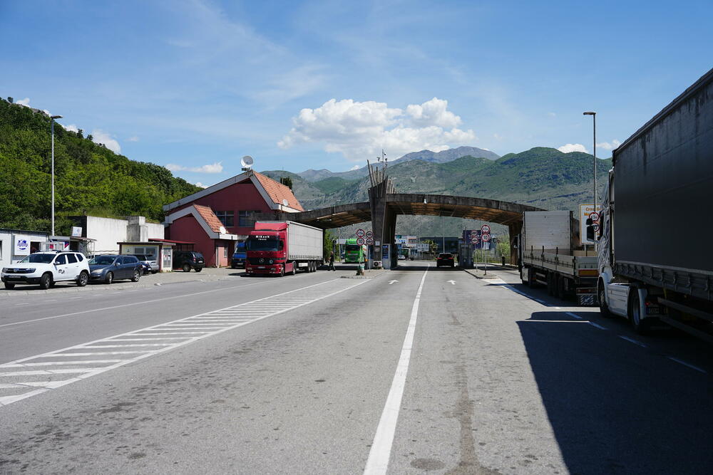<p>&ldquo;Imajući u vidu da je GP Božaj prepoznat kao jedan od najfrekventnijih GP i važna operativna tačka za nadzor državne granice, riječ je o značajnom infrastrukturnom projektu koji ima za cilj stvaranje boljih uslova za rad službenika, unapređenje koordinacije, kao i efikasnije i brže sprovođenje graničnih provjera putnika i robe, kao i nesmetano odvijanje saobraćaja, uz smanjenje gužvi na tom GP&rdquo;, kaže se u saopštenju</p>