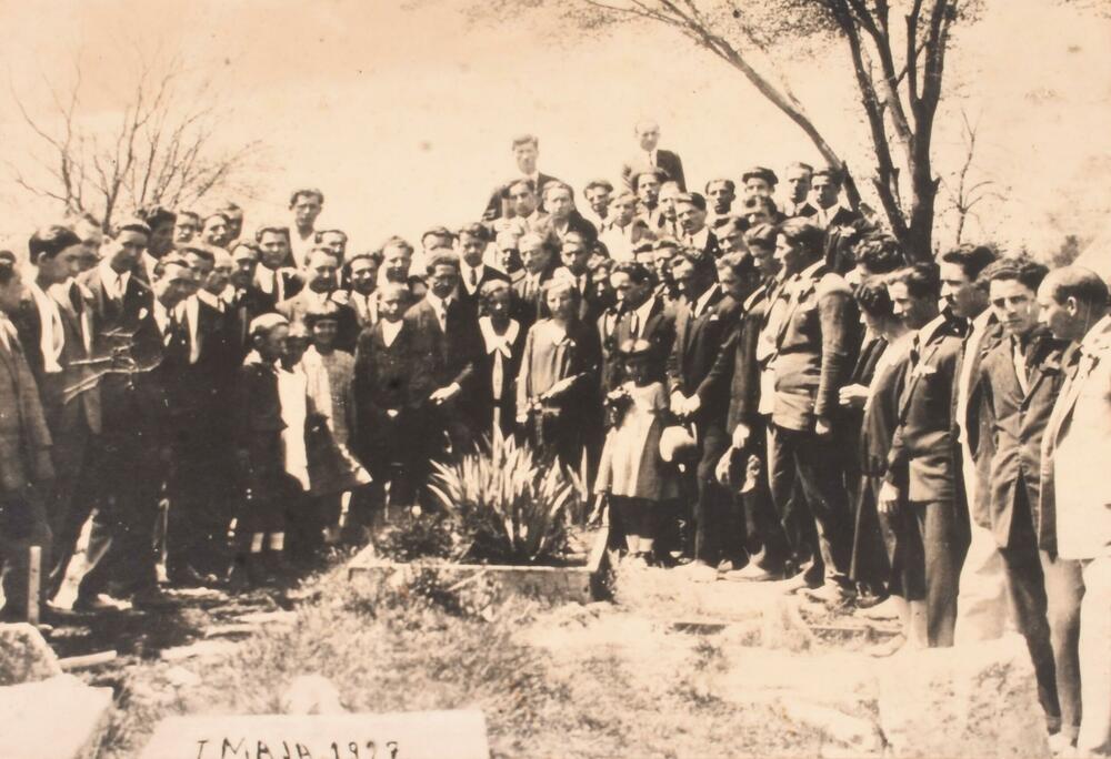 Cetinjski radnici na grobu Jovana Tomasevića 1. maja 1927.