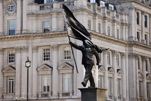 Barjaktar apokalipse: Povodom Benksijeve skulpture u Londonu