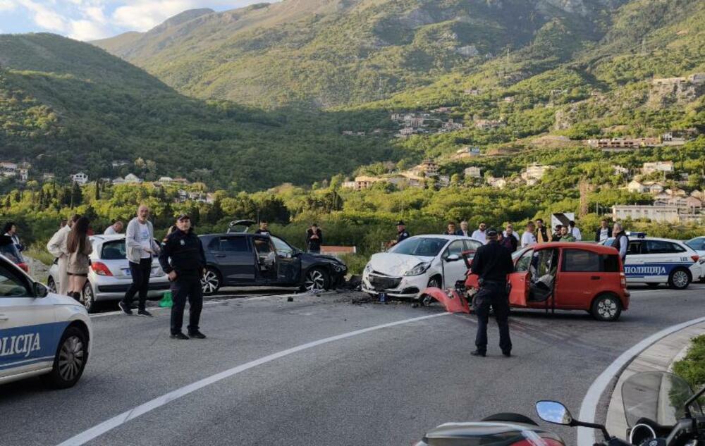 Budva: Sudar tri automobila, šest odoba povrijeđeno