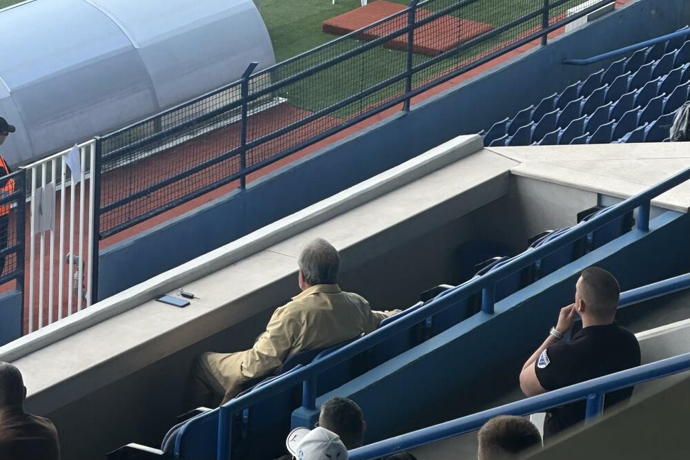 Samo jedan čovjek, koji nije član UO, pognute glave, gleda još jedan krah najskupljeg tima u istoriji CG fudbala, Foto: Vijesti sport