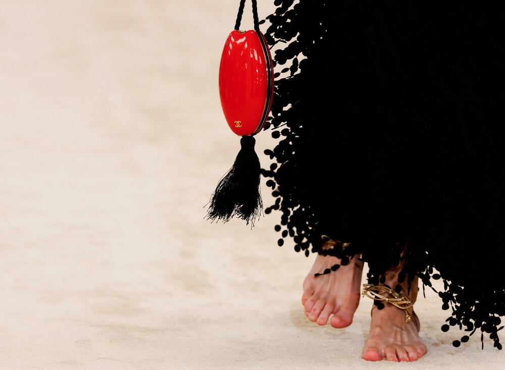 <p>Manekenka predstavlja kreaciju dizajnera Matjea Blazija u okviru njegove Chanel Cruise kolekcije za 2026&ndash;2027 u Bijaricu, Francuska</p>