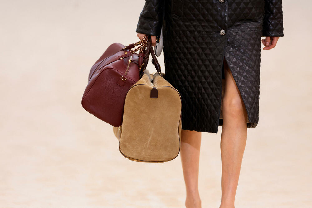 <p>Manekenka predstavlja kreaciju dizajnera Matjea Blazija u okviru njegove Chanel Cruise kolekcije za 2026&ndash;2027 u Bijaricu, Francuska</p>