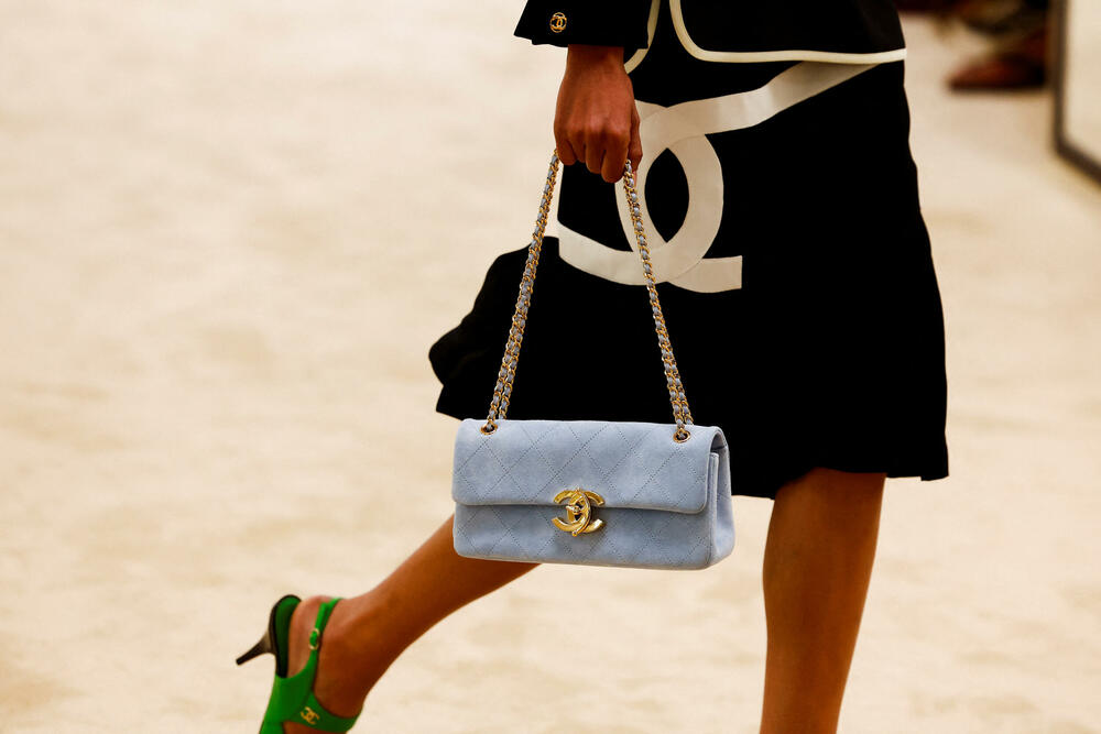 <p>Manekenka predstavlja kreaciju dizajnera Matjea Blazija u okviru njegove Chanel Cruise kolekcije za 2026&ndash;2027 u Bijaricu, Francuska</p>