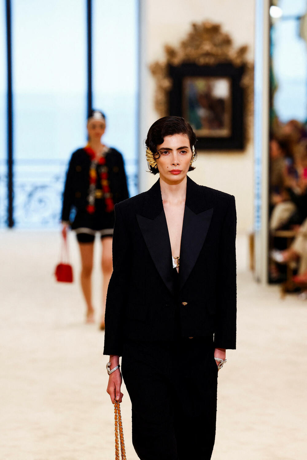<p>Manekenka predstavlja kreaciju dizajnera Matjea Blazija u okviru njegove Chanel Cruise kolekcije za 2026&ndash;2027 u Bijaricu, Francuska</p>
