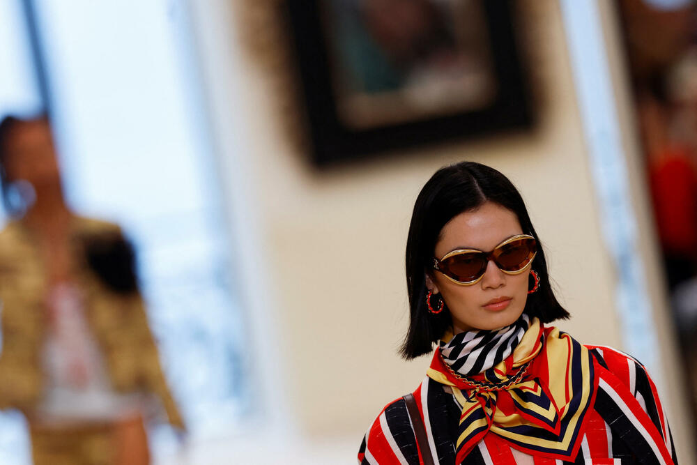 <p>Manekenka predstavlja kreaciju dizajnera Matjea Blazija u okviru njegove Chanel Cruise kolekcije za 2026&ndash;2027 u Bijaricu, Francuska</p>