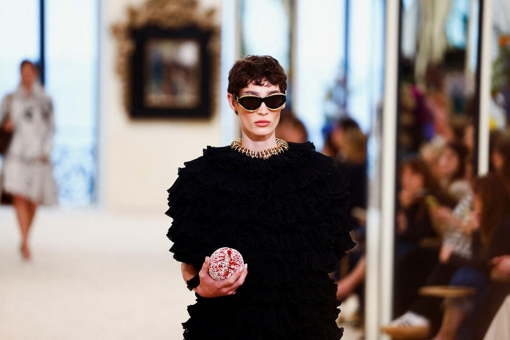 <p>Manekenka predstavlja kreaciju dizajnera Matjea Blazija u okviru njegove Chanel Cruise kolekcije za 2026&ndash;2027 u Bijaricu, Francuska</p>