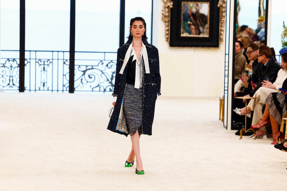 <p>Manekenka predstavlja kreaciju dizajnera Matjea Blazija u okviru njegove Chanel Cruise kolekcije za 2026&ndash;2027 u Bijaricu, Francuska</p>