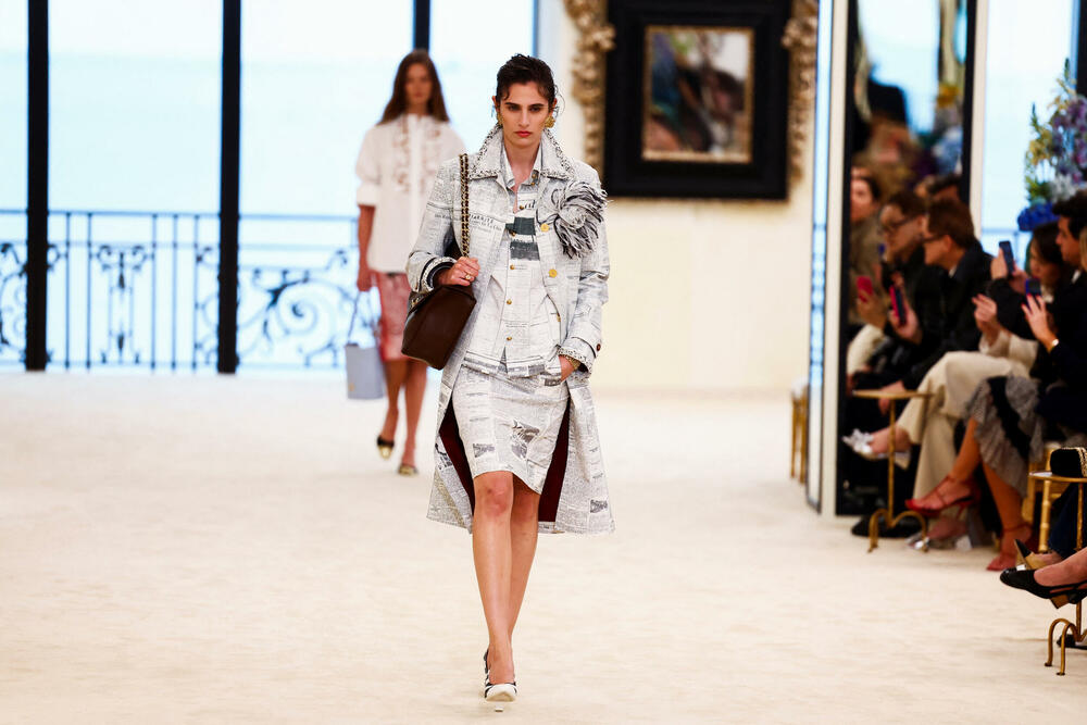 <p>Manekenka predstavlja kreaciju dizajnera Matjea Blazija u okviru njegove Chanel Cruise kolekcije za 2026&ndash;2027 u Bijaricu, Francuska</p>