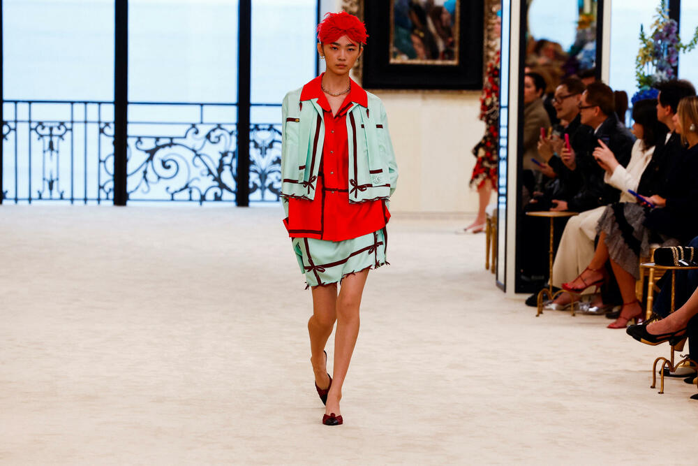 <p>Manekenka predstavlja kreaciju dizajnera Matjea Blazija u okviru njegove Chanel Cruise kolekcije za 2026&ndash;2027 u Bijaricu, Francuska</p>