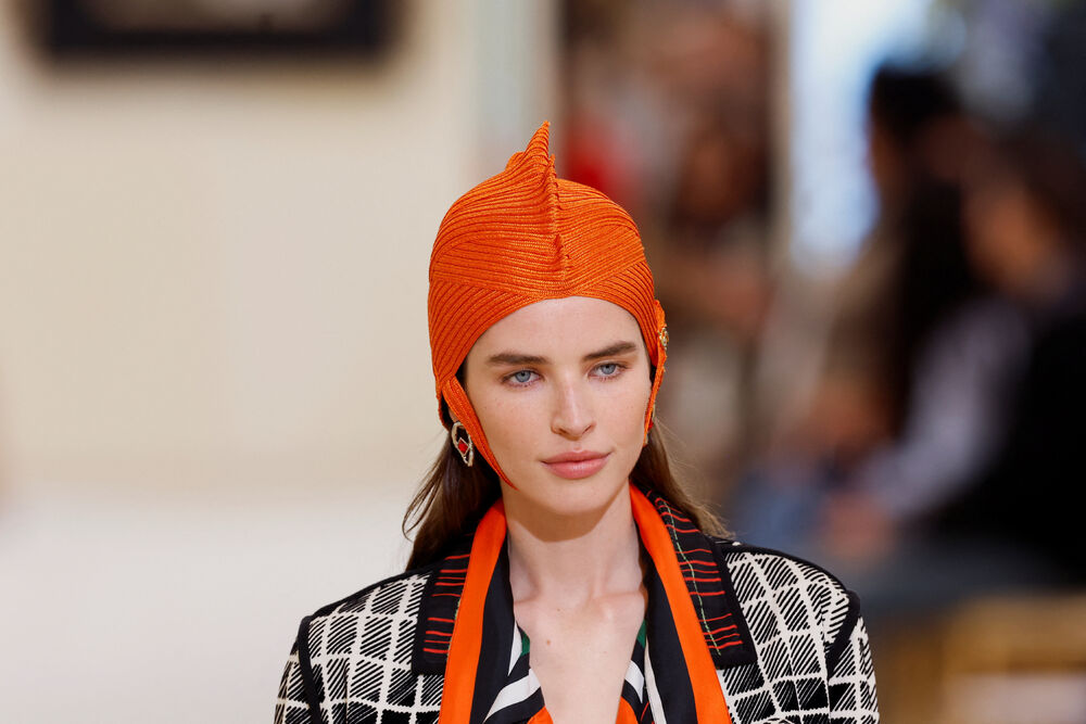 <p>Manekenka predstavlja kreaciju dizajnera Matjea Blazija u okviru njegove Chanel Cruise kolekcije za 2026&ndash;2027 u Bijaricu, Francuska</p>