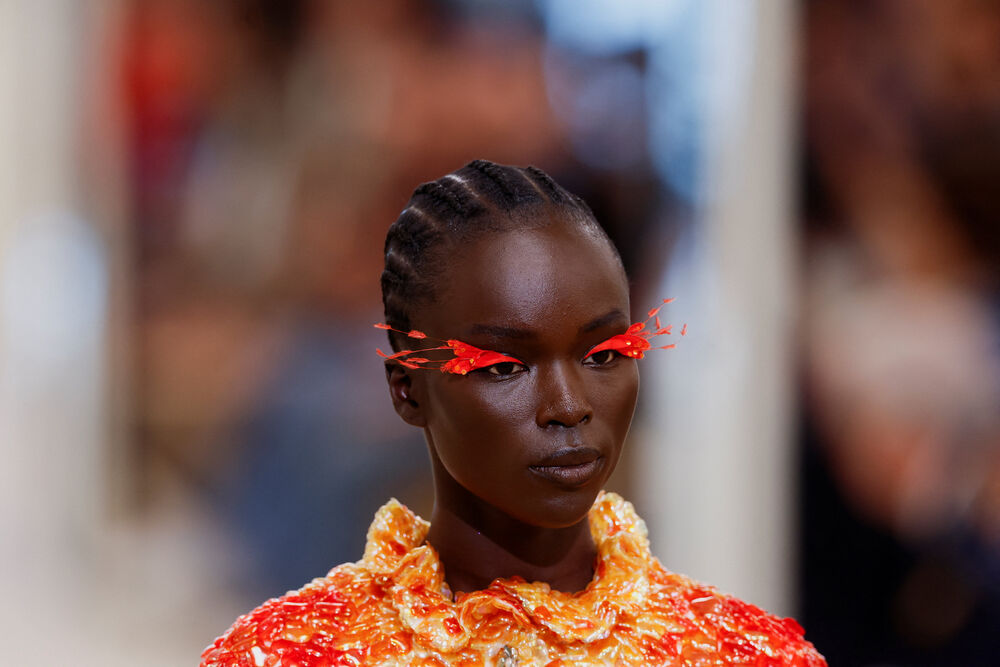 <p>Manekenka predstavlja kreaciju dizajnera Matjea Blazija u okviru njegove Chanel Cruise kolekcije za 2026&ndash;2027 u Bijaricu, Francuska</p>