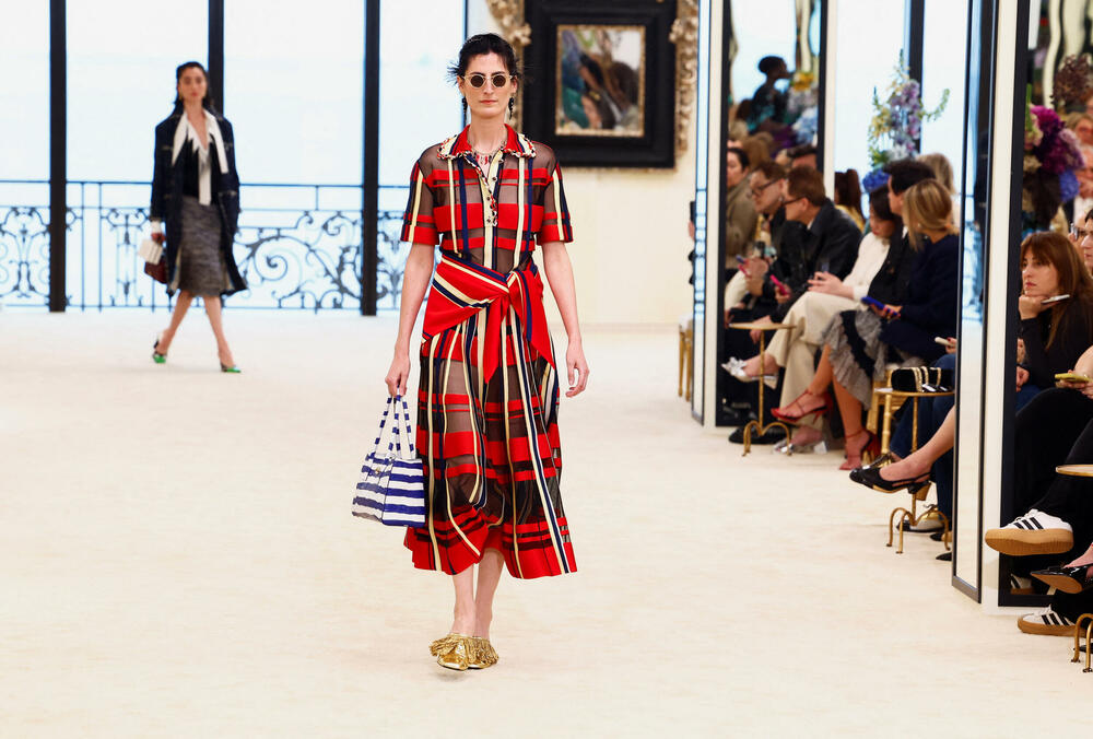 <p>Manekenka predstavlja kreaciju dizajnera Matjea Blazija u okviru njegove Chanel Cruise kolekcije za 2026&ndash;2027 u Bijaricu, Francuska</p>